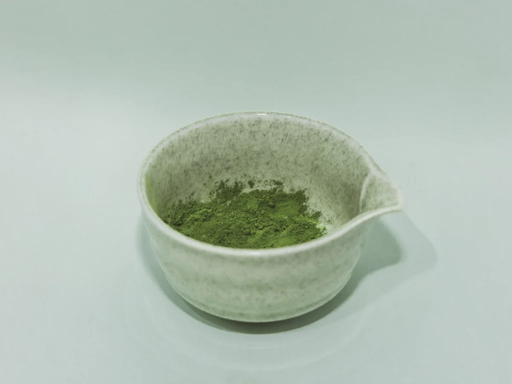 Foto van Chaichi met Ceramic Bowl gevuld met Matchapoeder