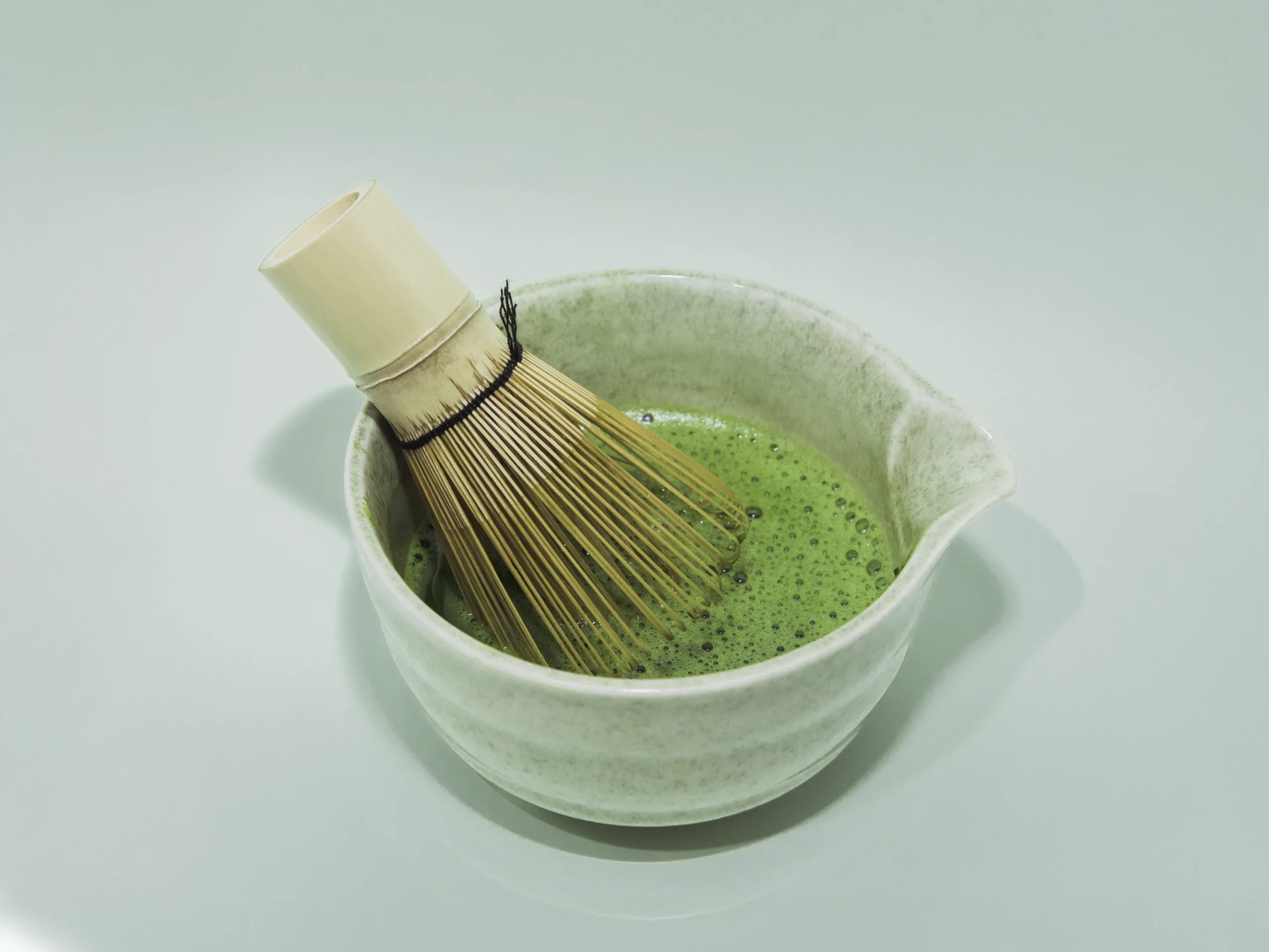 Foto van Chaichi met Ceramic Bowl en Bamboo Whisk gevuld met Matcha