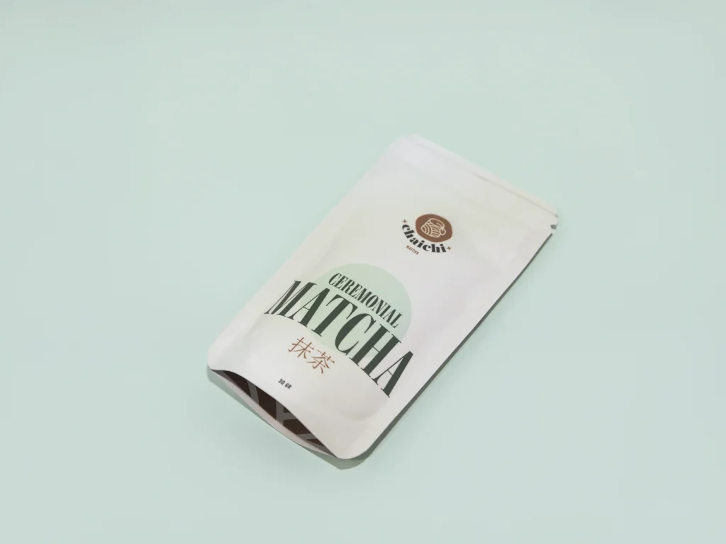 Foto van Chaichi Matcha verpakking van rechts genomen